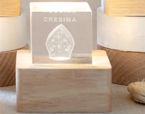 07A247 CUBO CRYSTAL BASE LEGNO CRESIMA CON LED 6x6cm