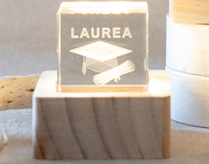 07A248 CUBO CRYSTAL BASE LEGNO LAUREA CON LED 6x6cm